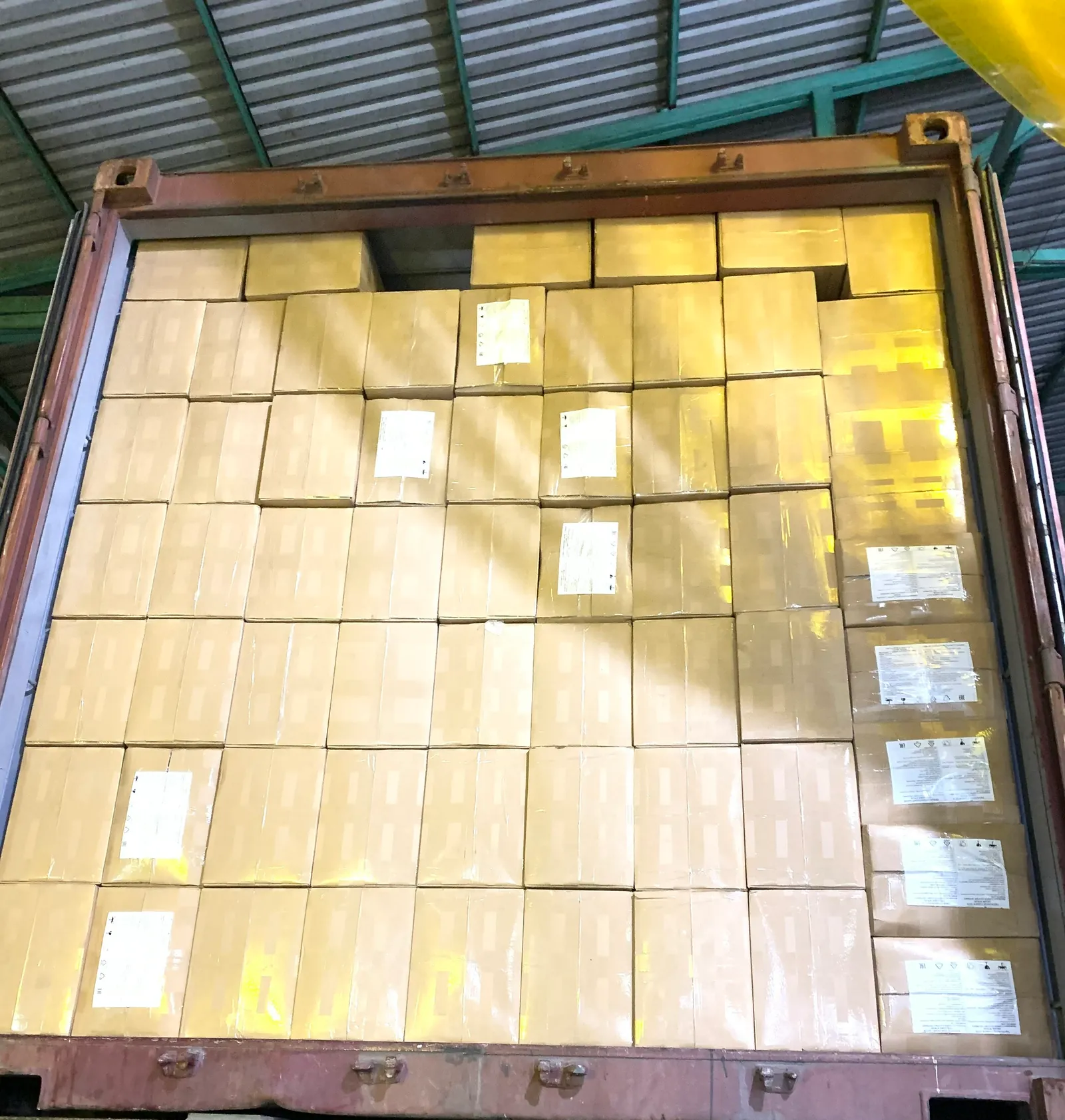 Container đóng đầy thùng carton hạt điều, sẵn sàng xuất khẩu