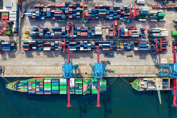 Cảng container xuất khẩu — hạt điều Việt Nam đến thị trường toàn cầu